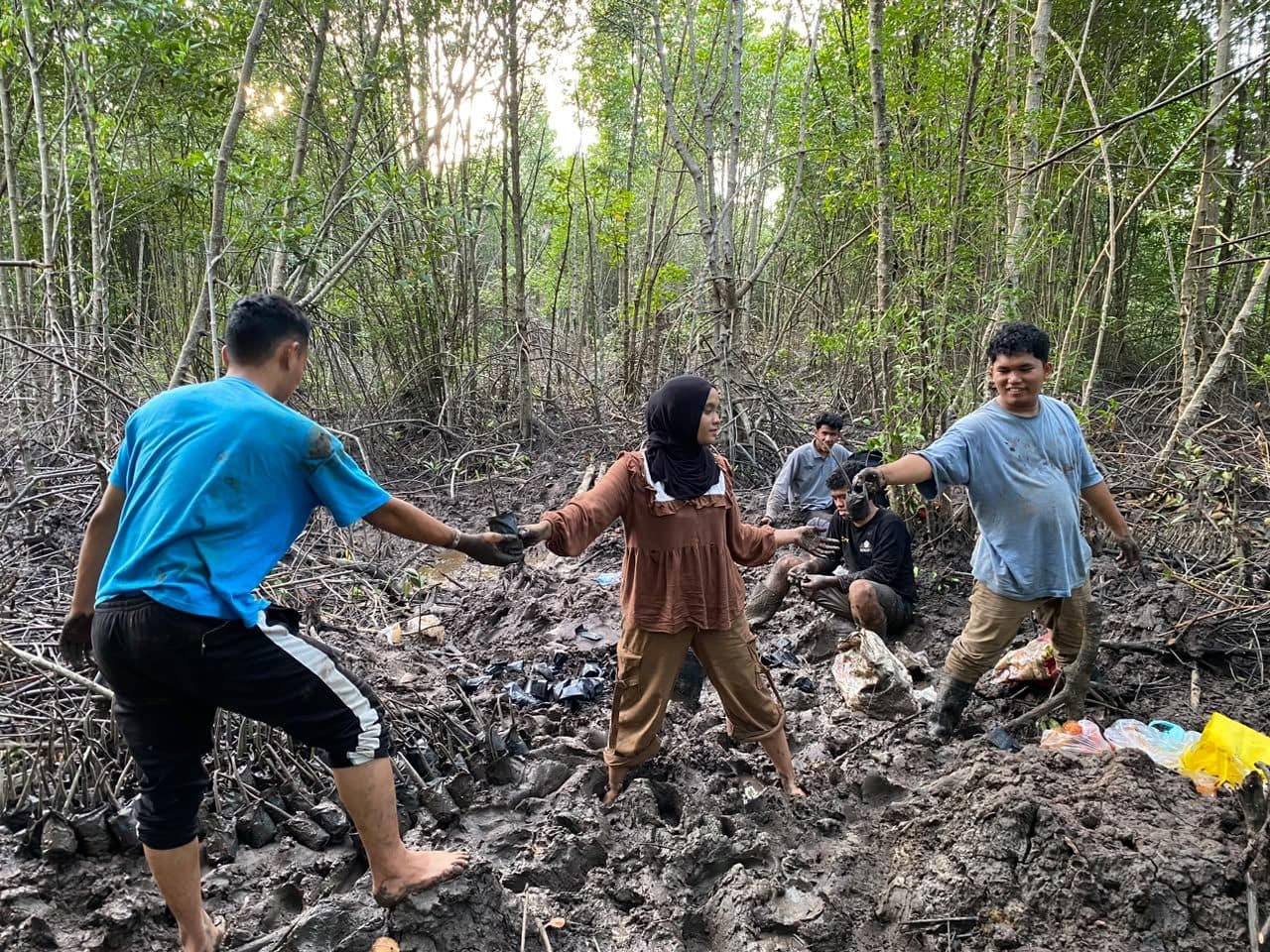 Dokumentasi kegiatan Pembibitan Propagul Mangrove Bersama Ketua KEMPAS Day-1, foto 2 dari 3